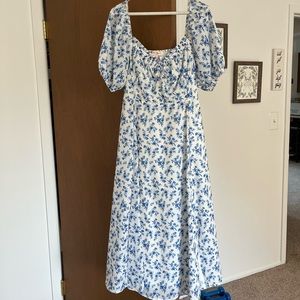 Stunning white and blue floral dress 💙